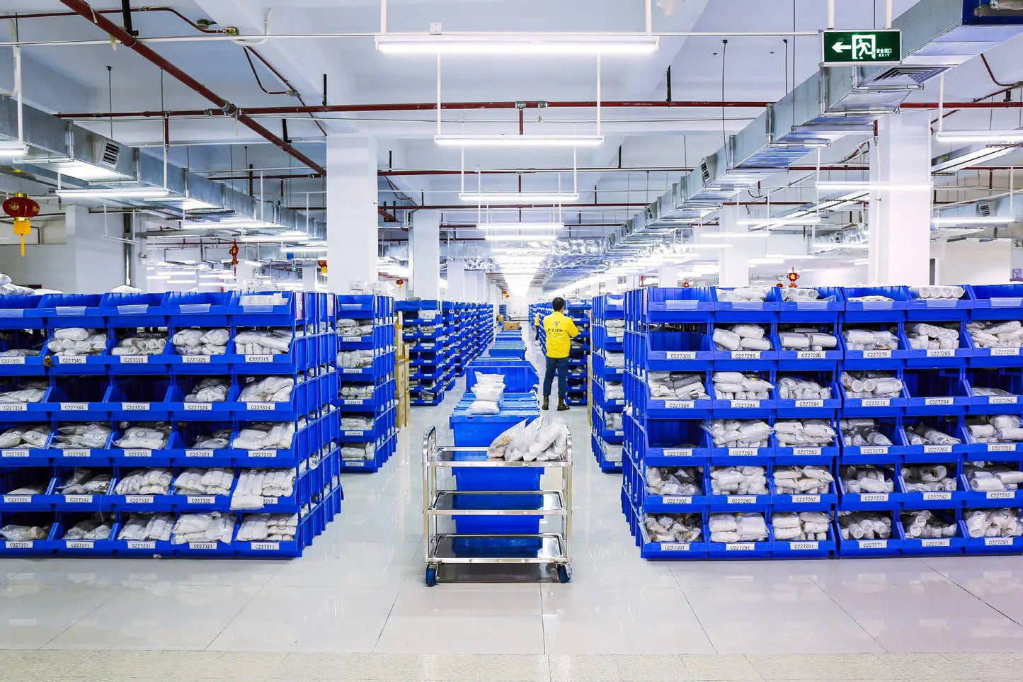 Dark Brown Water Wigs for Women Wavy Middle Part Synthetic Medium Shoulder Length Wig Soft Natural Looking Hair Wig