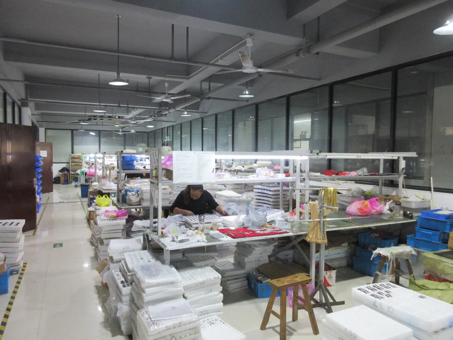 Dark Brown Water Wigs for Women Wavy Middle Part Synthetic Medium Shoulder Length Wig Soft Natural Looking Hair Wig